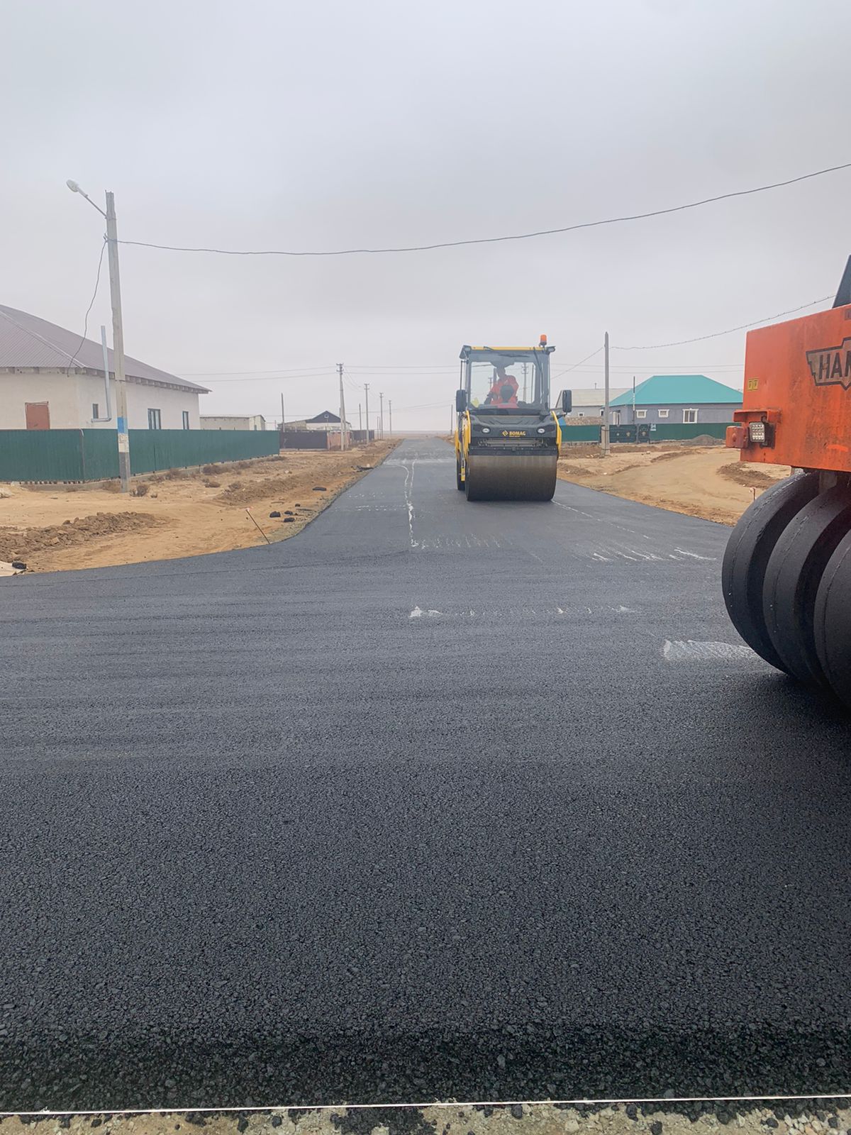 Продолжаются работы по реконструкции дорог в поселке Доссор