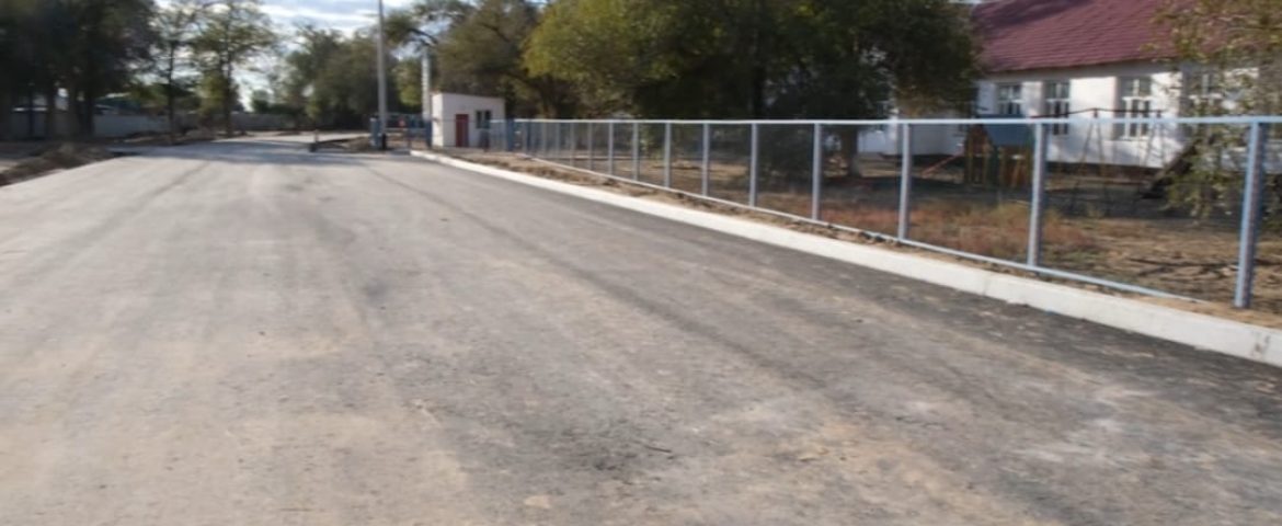 В селе Өрлік Индерского района завершается капитальный ремонт дорог