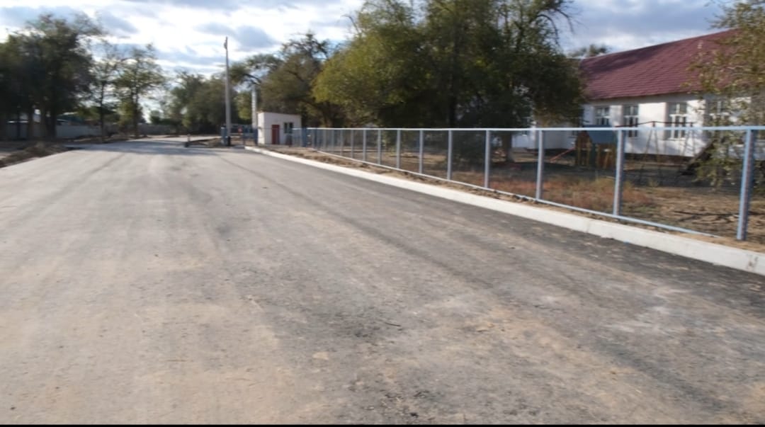 В селе Өрлік Индерского района завершается капитальный ремонт дорог